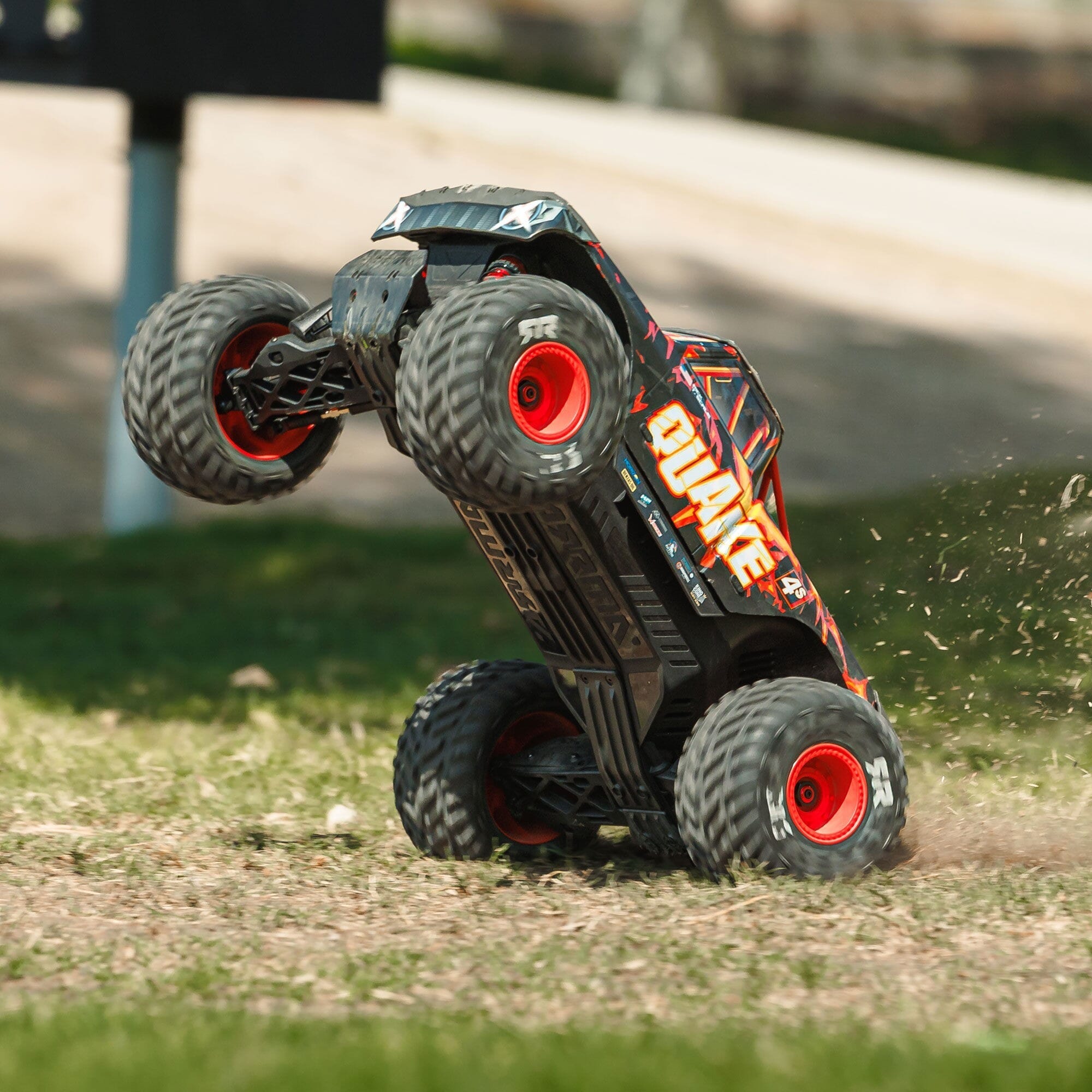 ARRMA 1/8 QUAKE 4S DSC 4X4 RTR Brushless Monster Truck ARRMA 1/8 QUAKE 4S DSC 4X4 RTR Brushless Monster Truck  Black/Red
