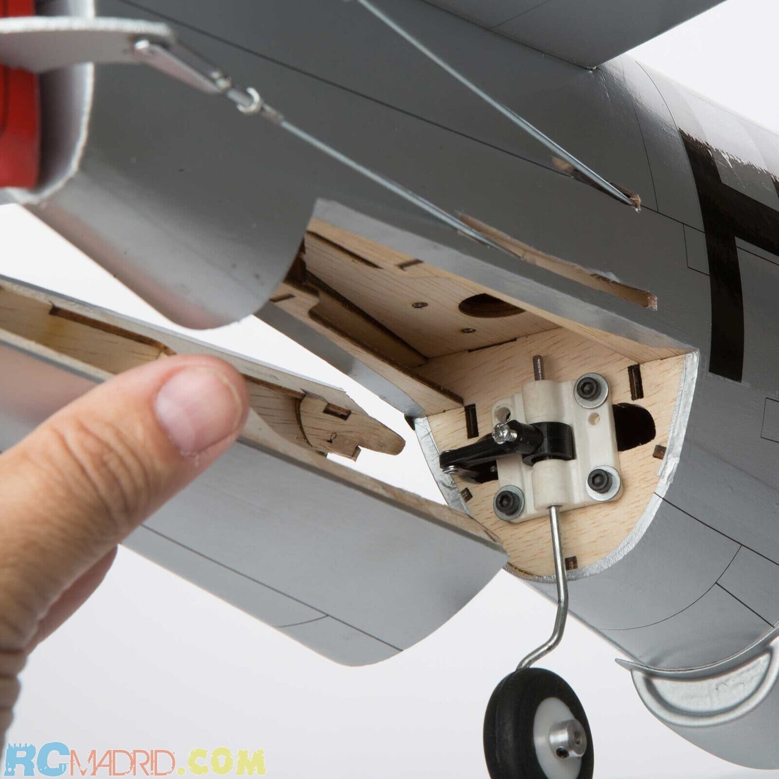 Avión P-47D Thunderbolt 20cc ARF 67"