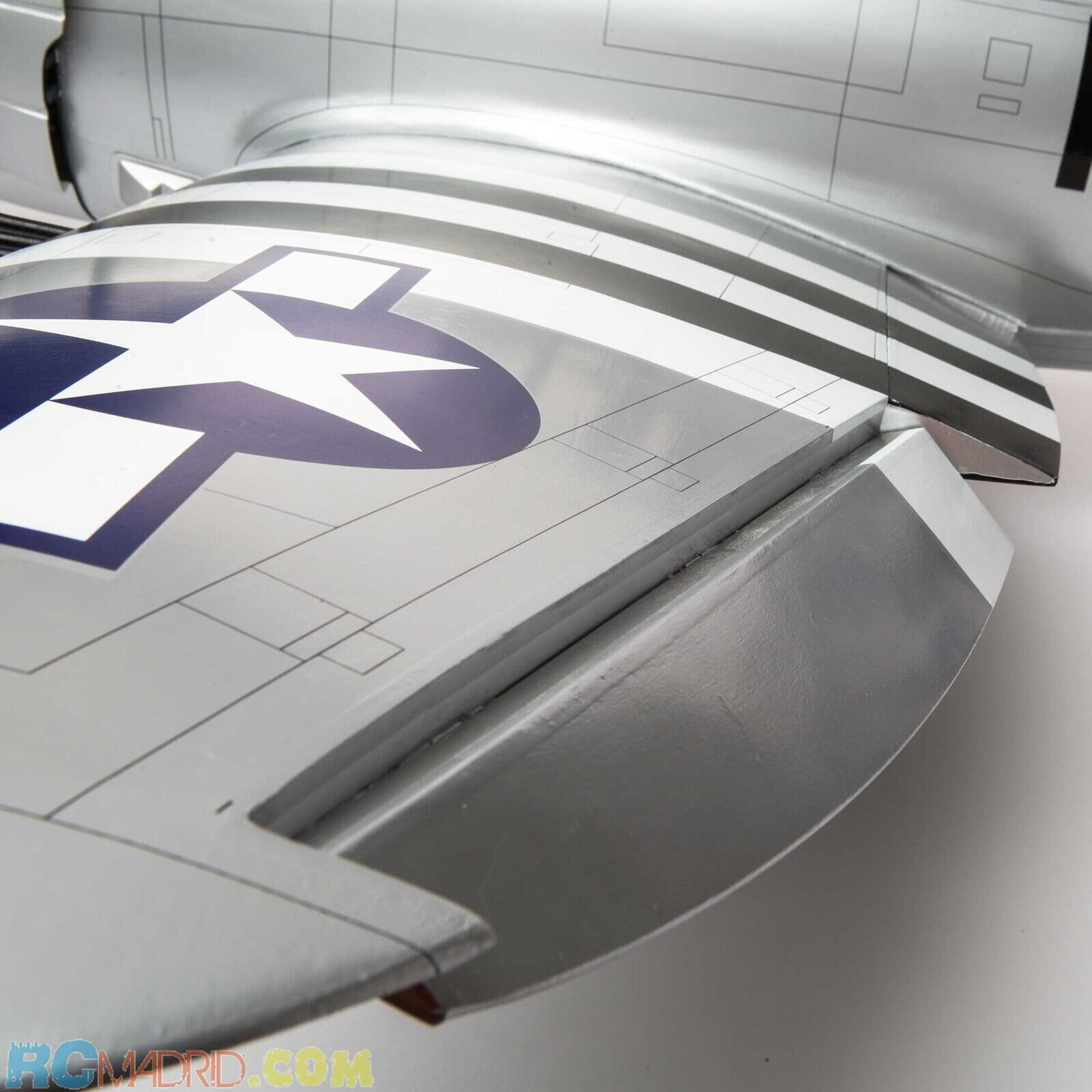 Avión P-47D Thunderbolt 20cc ARF 67"