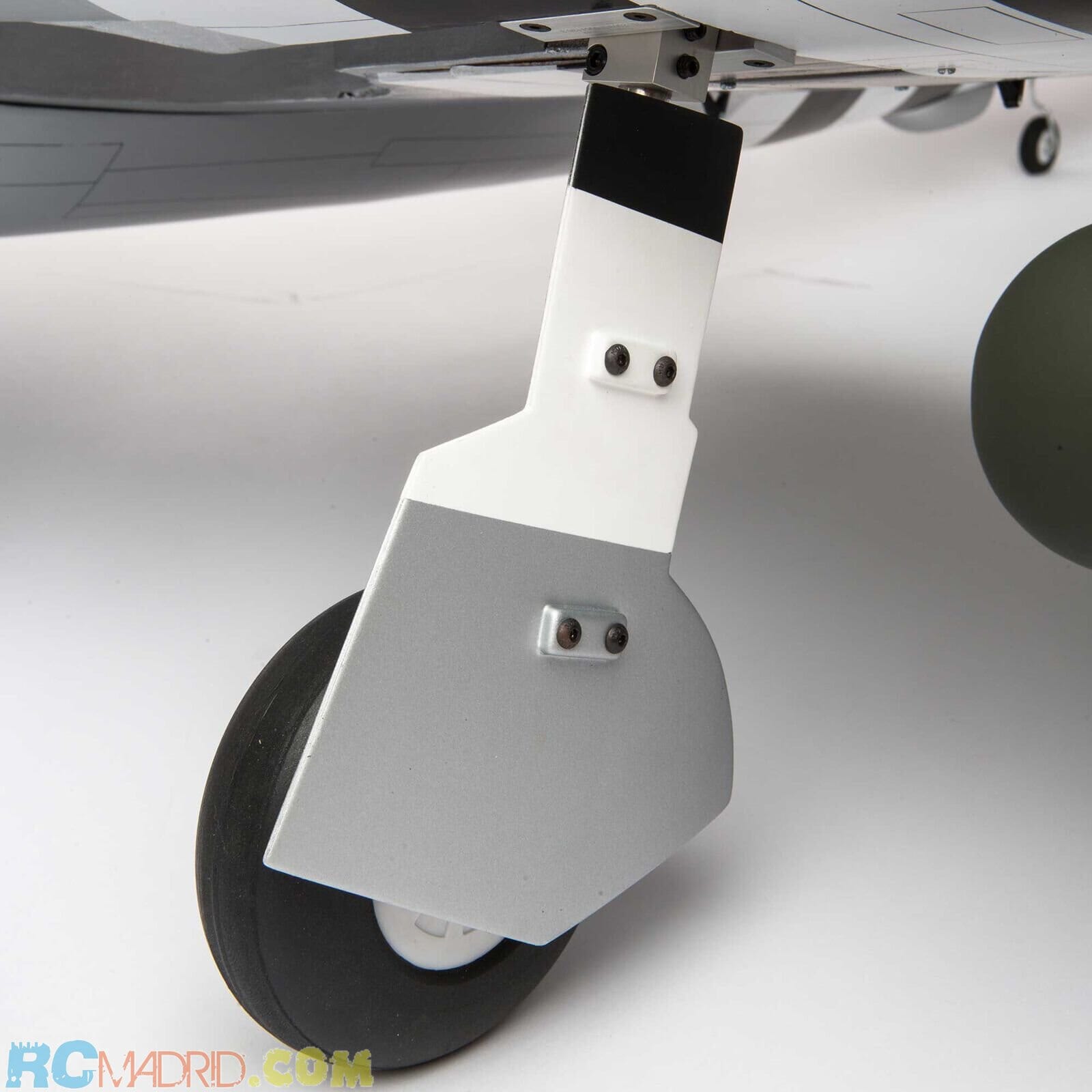 Avión P-47D Thunderbolt 20cc ARF 67"