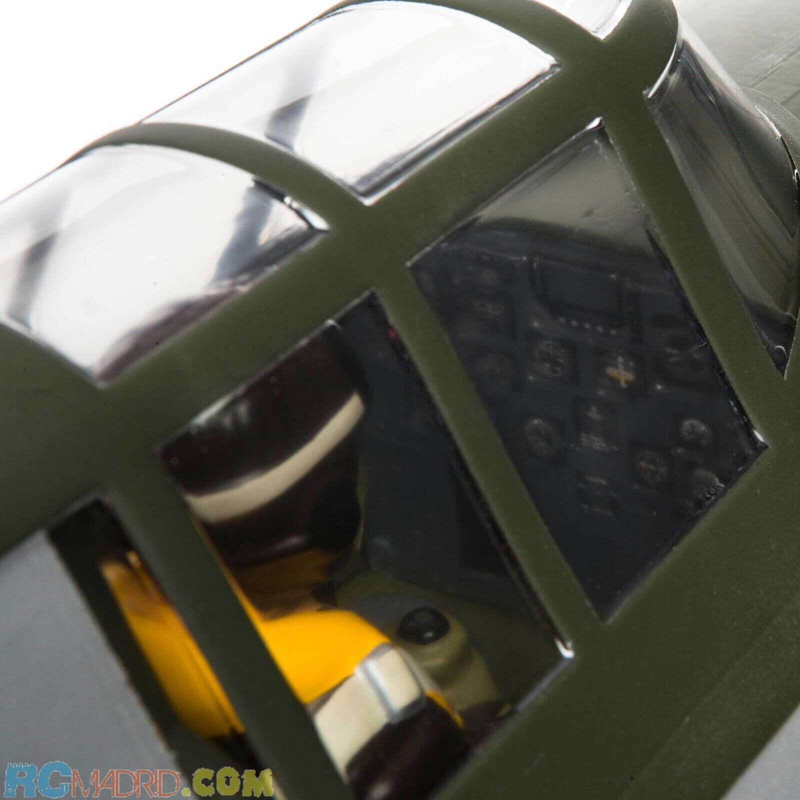 Avión P-47D Thunderbolt 20cc ARF 67"