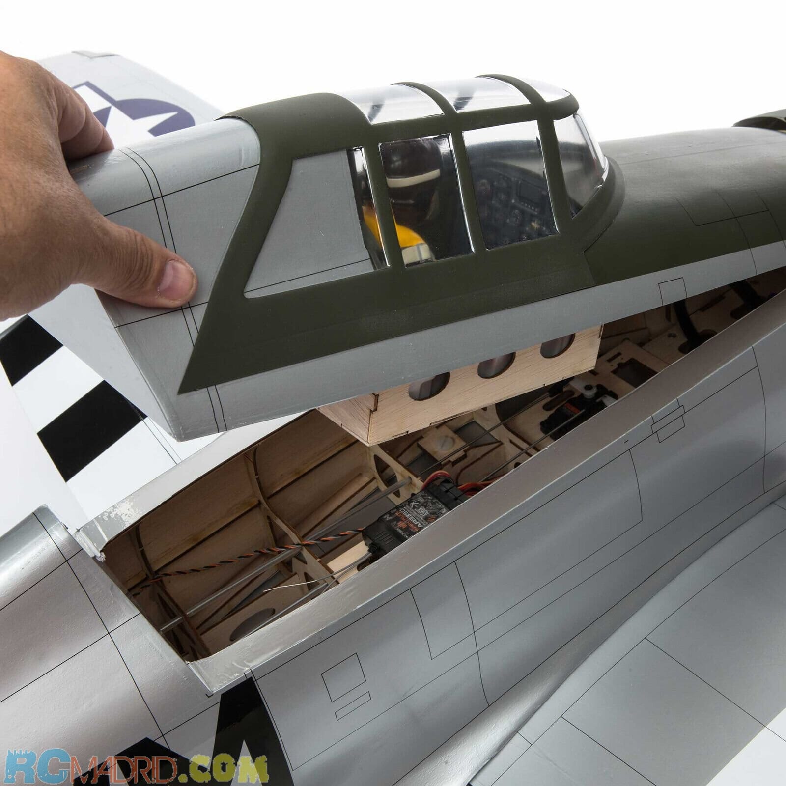 Avión P-47D Thunderbolt 20cc ARF 67"